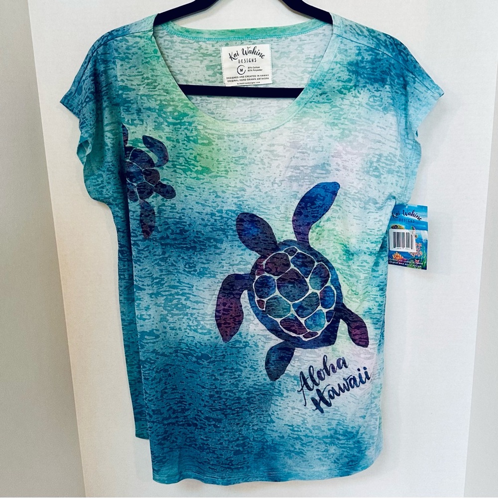 Kai Wahine Women's Blue Turtle Print Top Size M p-p 19” s-h 24” - new with tags